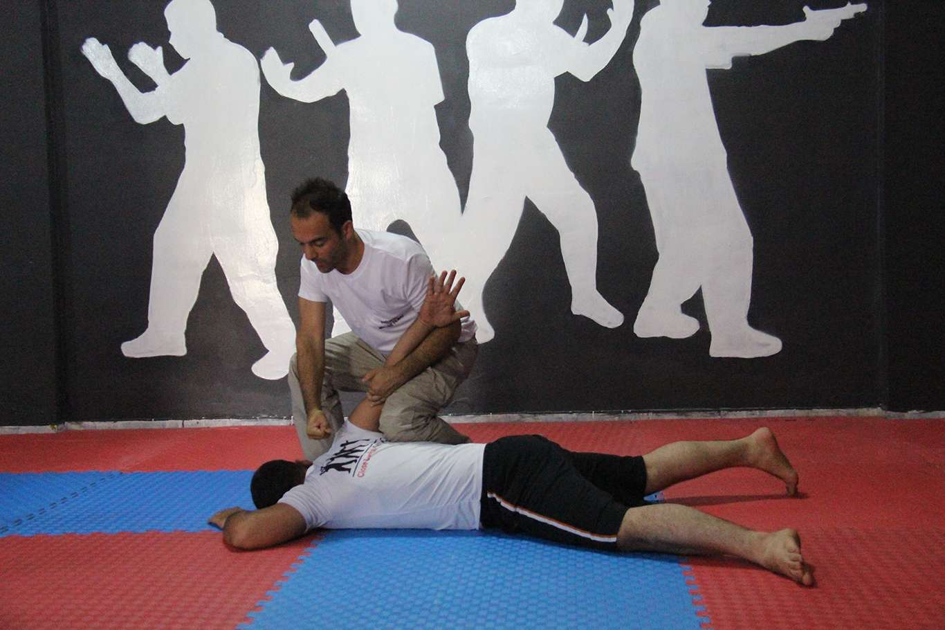 Her yaş grubunun öğrenebileceği yakın savunma tekniği: Ju Jitsu